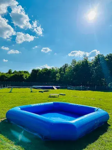 Piscine avec parc clôturé pour chien de 4000m²